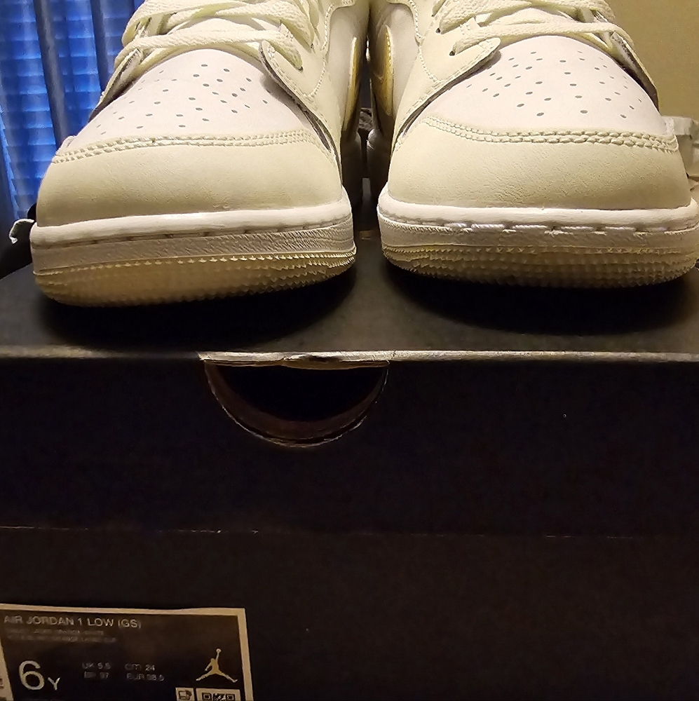 EUC Air Jordan 1 Low SE Youth 6 SAIL/LT LASER ORANGE-WHITE
